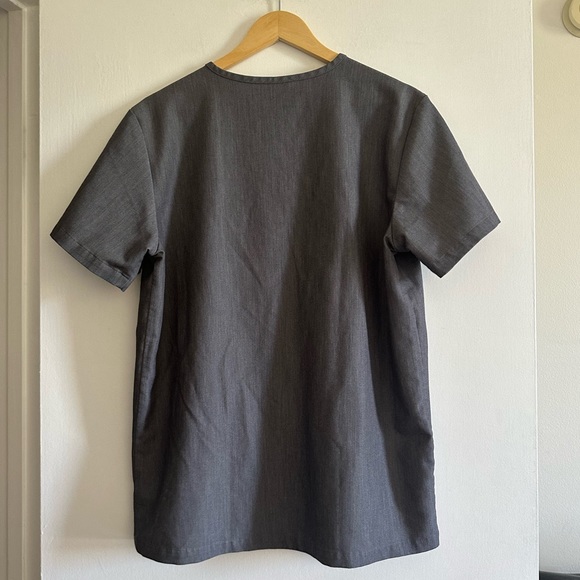 Figs Technical Collection Gray V-Neck Pocket Tee Scrub Top Size Medium EUC - Picture 2 of 5